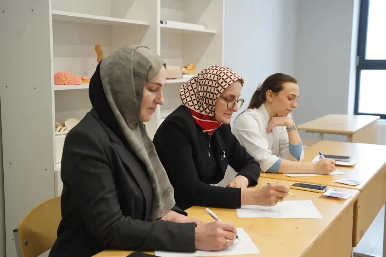 В Медицинском колледже имени Башларова преподаватель Саида Курбанова провела открытый урок для студе