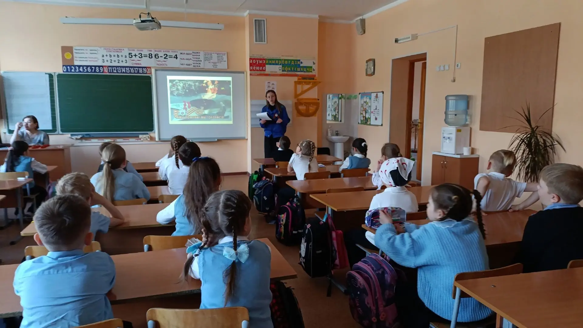 #помним   🎗️ В одном строю с Победой   В нашей школе проходит акция «Георгиевская лента».   Для нас 