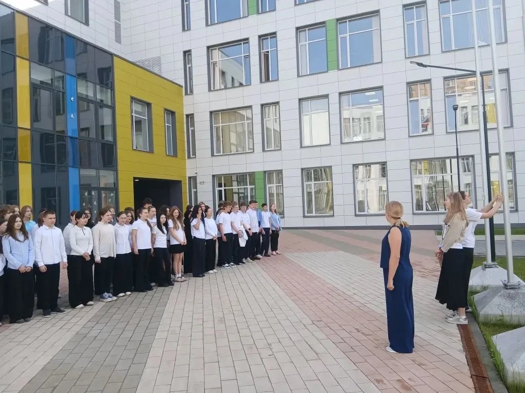 Сегодня в школе «КвантУм», корпус «Интеллектуал», прошла торжественная церемония поднятия флага.  Ме