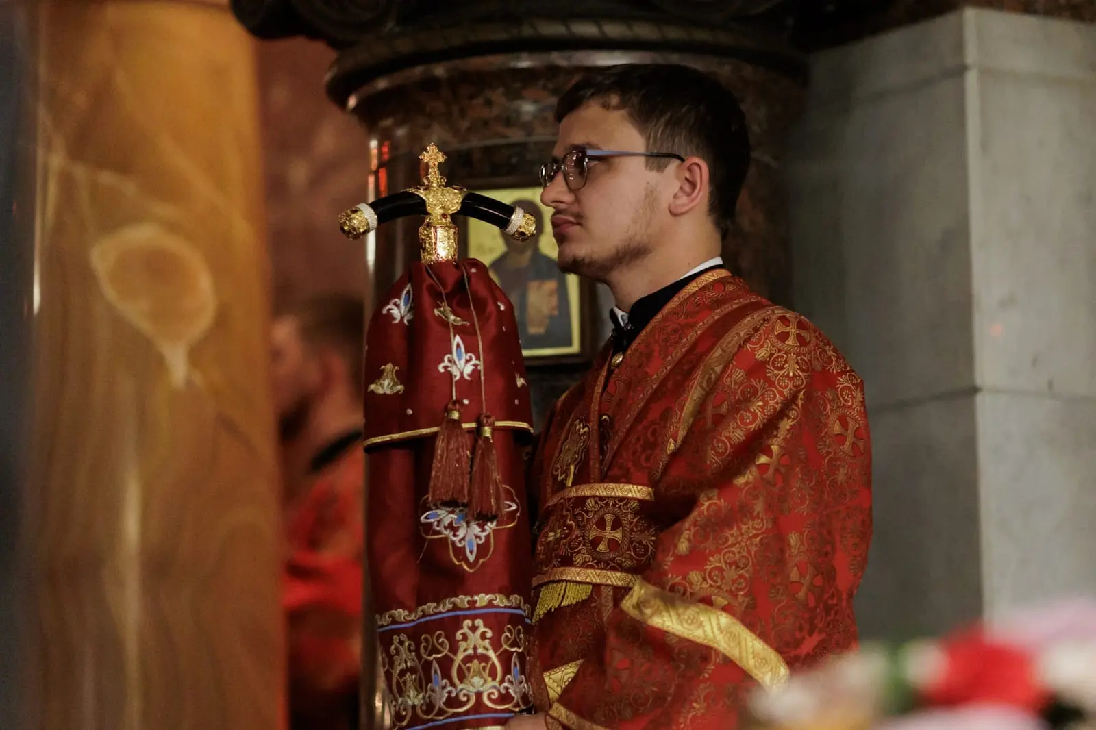 Кто этот человек в чёрном подряснике?