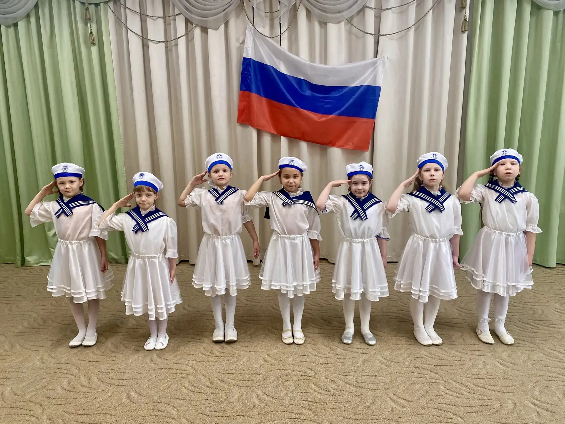🌟 С Днём Победы!  Девочки из вокального ансамбля «Веснушки» поздравляют всех с Днём Победы и желают 