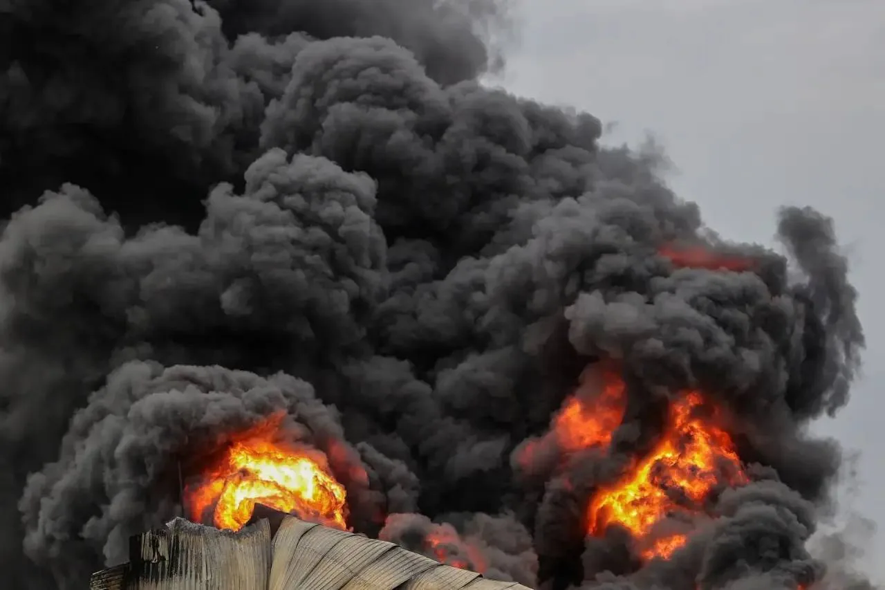 ⚡️ В Азове продолжается тушение нефтепродуктов после ночной атаки