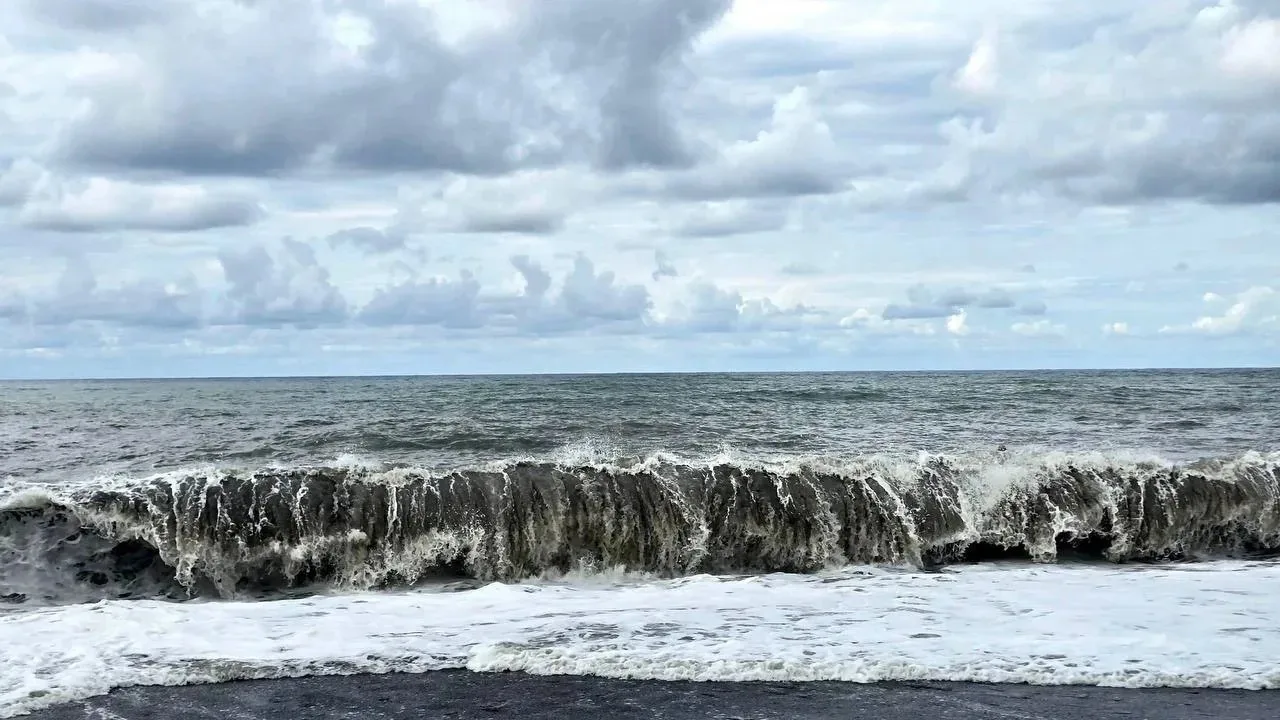 Внимание: штормовое предупреждение в Сочи 🌊