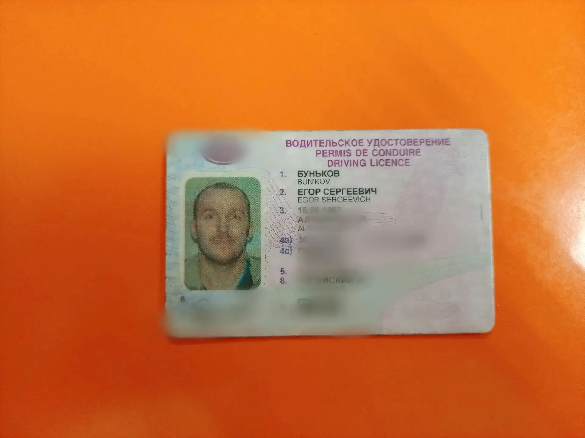 Здравствуйте! Найдено в фойе кинотеатра, лежат давно уже. Обращаться ТРЦ Ривьера в кино...