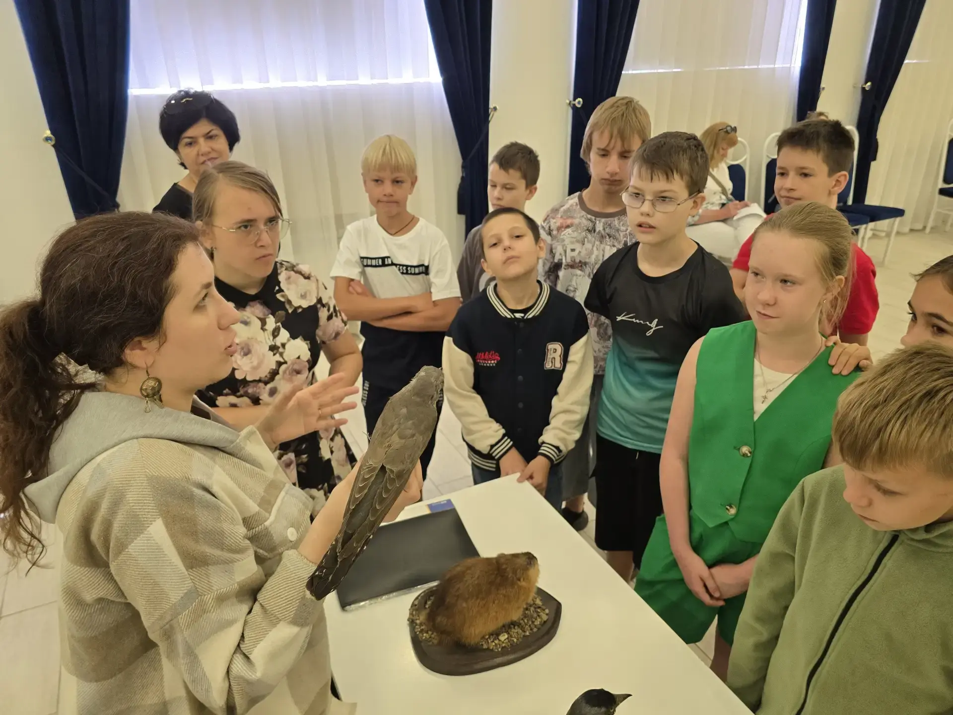 РЕБЯТА ПРИШКОЛЬНОГО ЛАГЕРЯ «АЛЫЕ ПАРУСА» 
ПОСЕТИЛИ КРАЕВЕДЧЕСКИЙ МУЗЕЙ

17 июня сотрудники Донецкого