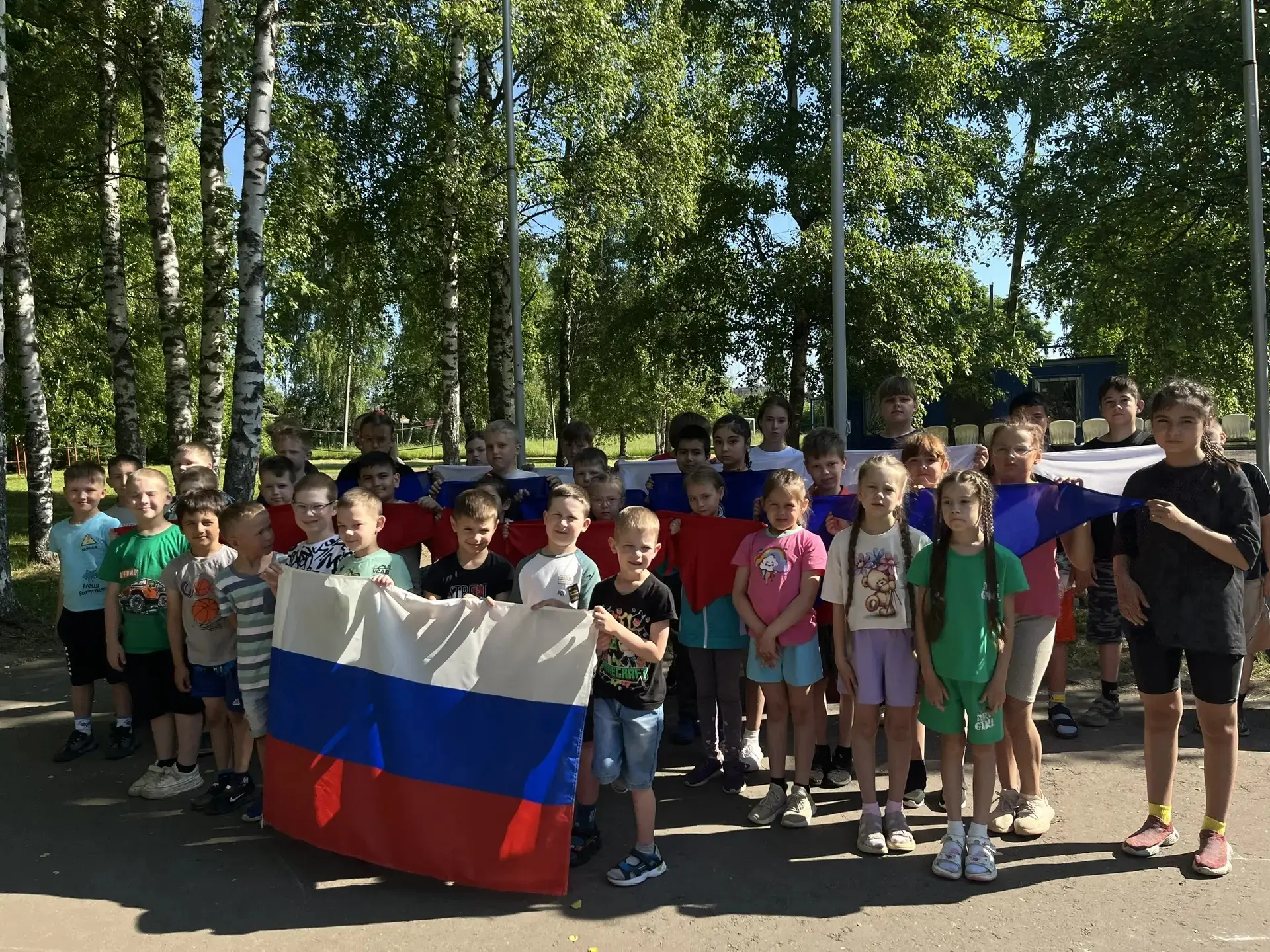 День 9. Сегодня в нашем школьном лагере в отряде «Круг друзей» прошел День России. Утро началось с т
