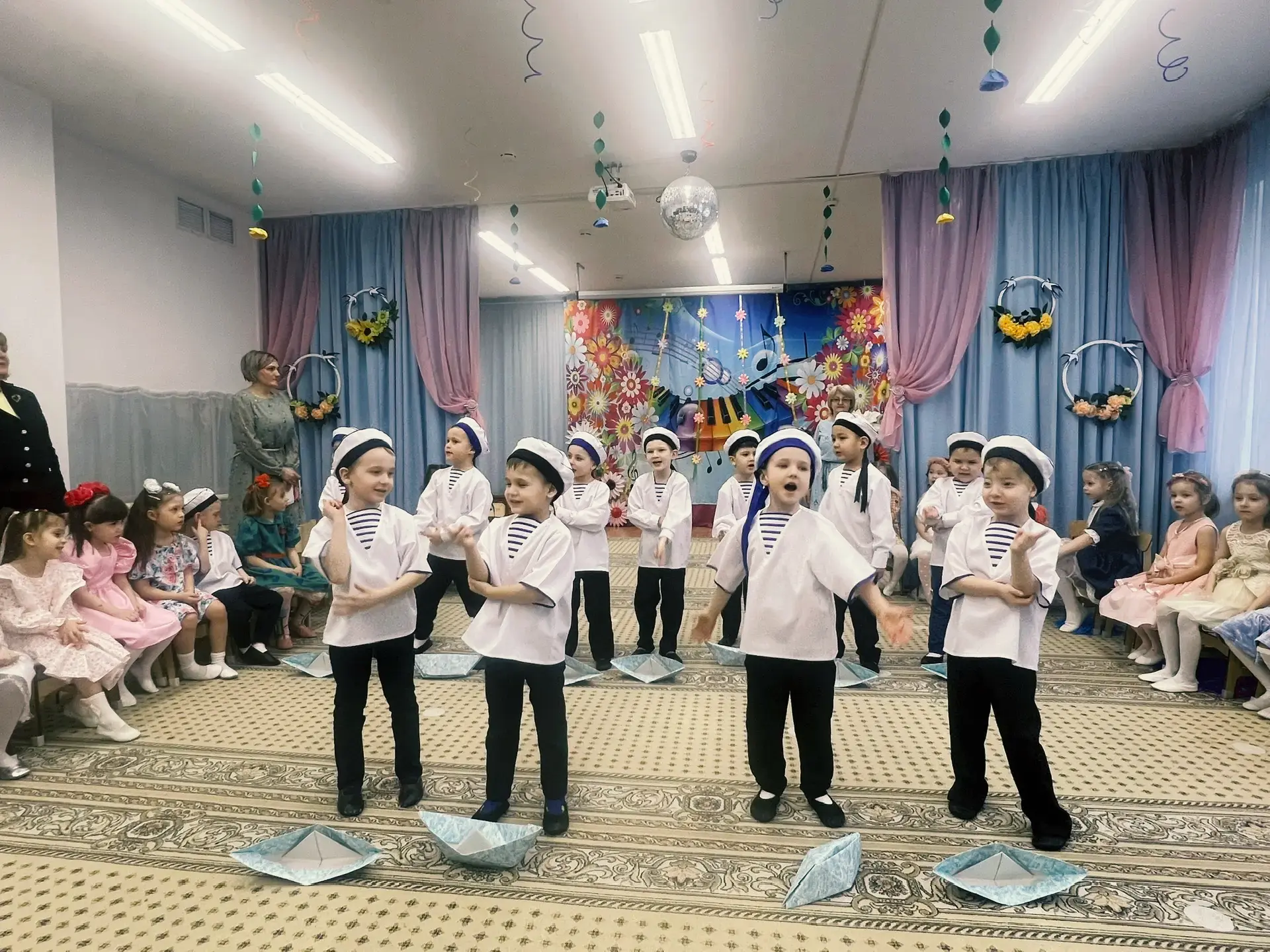 #Дошколята | Корпус 5 встречает весну 🌷  В детском саду прошли праздничные утренники. Маленькие арти