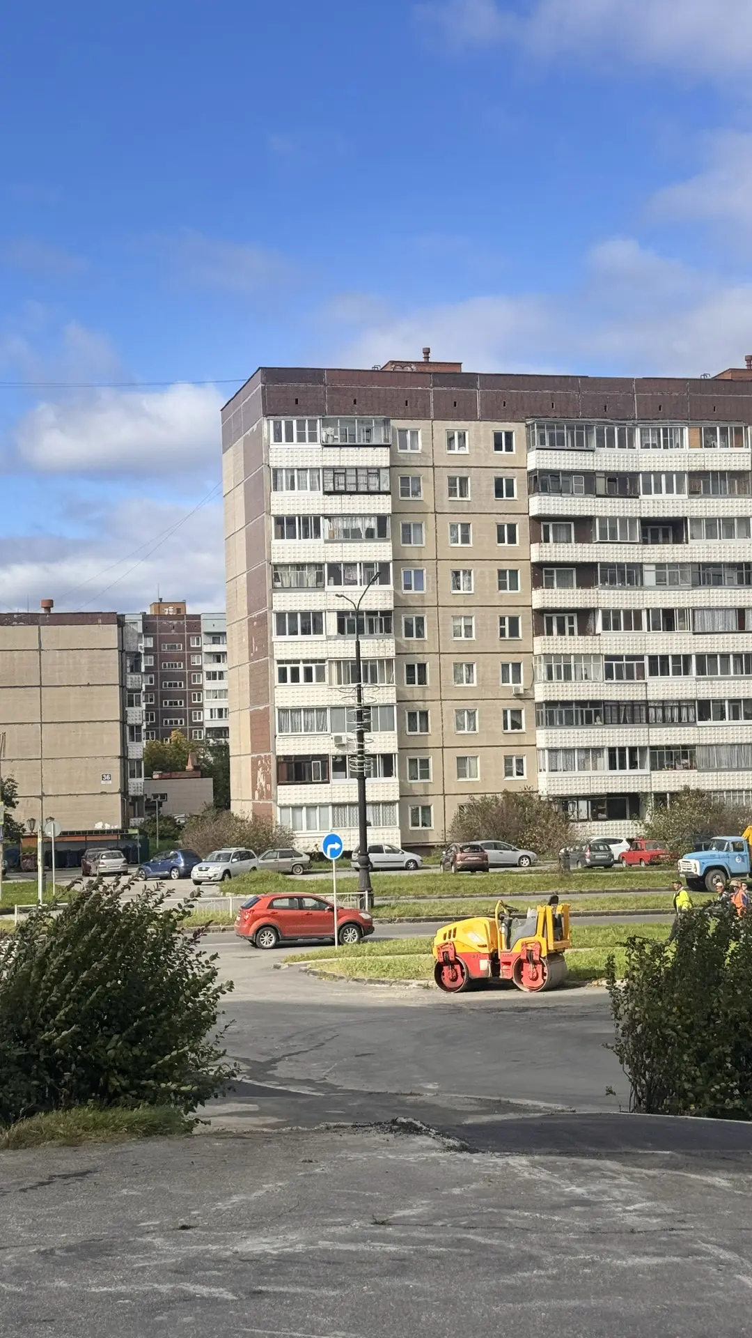 Ура! На проспекте Мира теперь новая асфальтированная дорожка к пешеходному переходу . �...