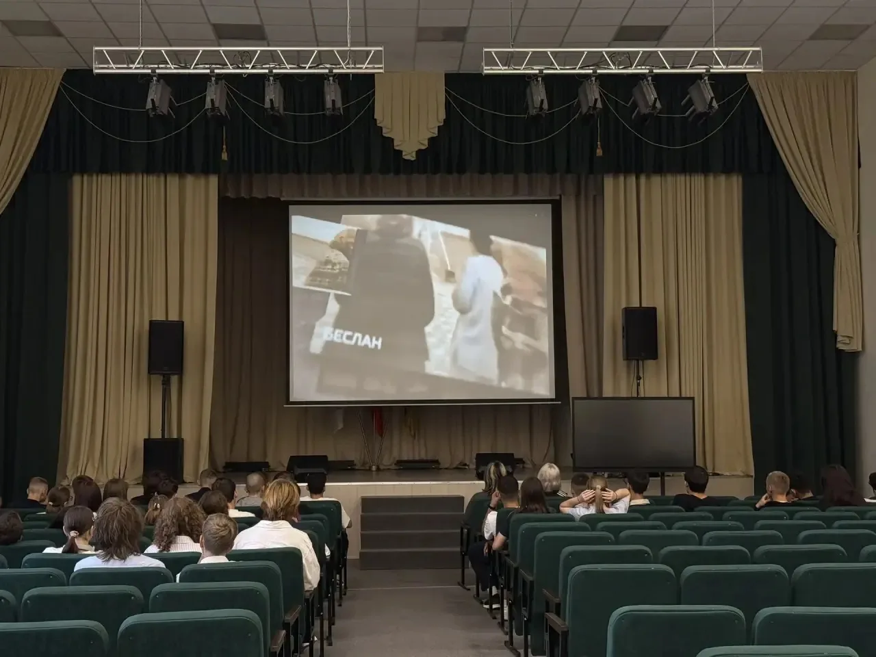 🕊️ Сегодня в нашей школе прошел час памяти «Прерванный урок», приуроченные ко Дню соли...