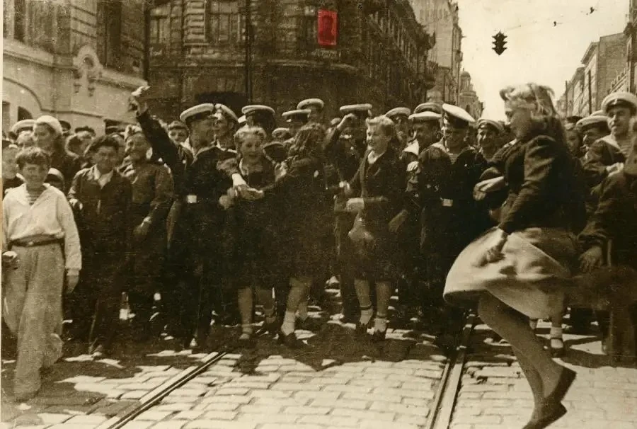 С Днём Победы!  Как отмечали этот день 1945-го во Владивостоке.  «Владивосток ликует. Залитые ослепи