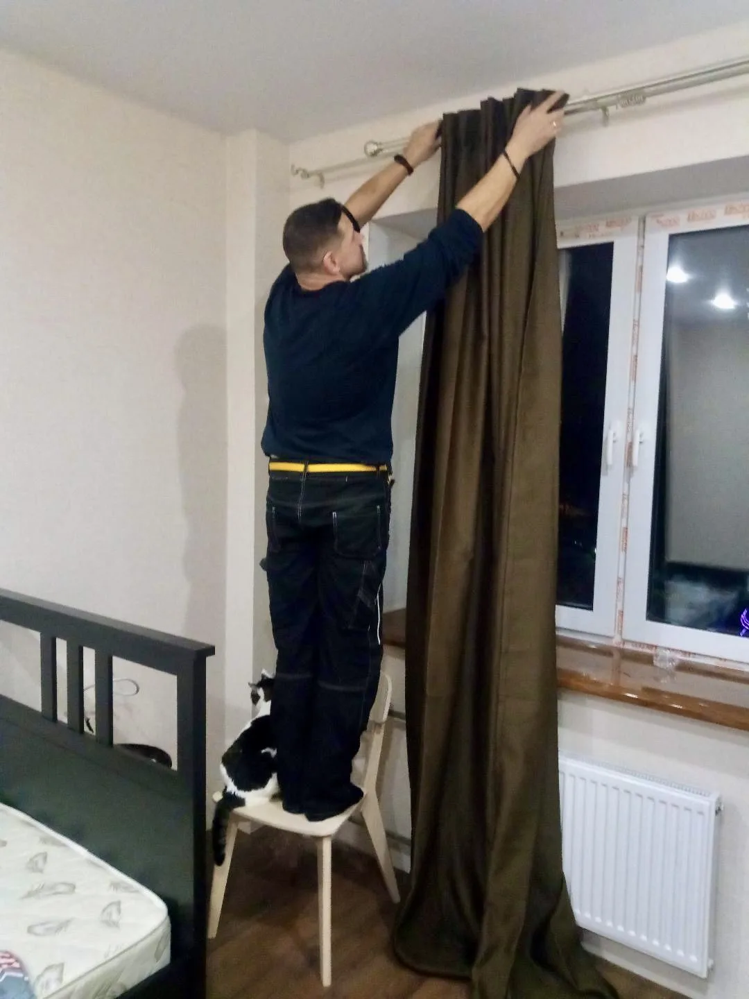 Ору 🤣   Мастер, который устанавливал нам мебель крупную и мелкую 5 лет назад, прислал сегодня фото: 