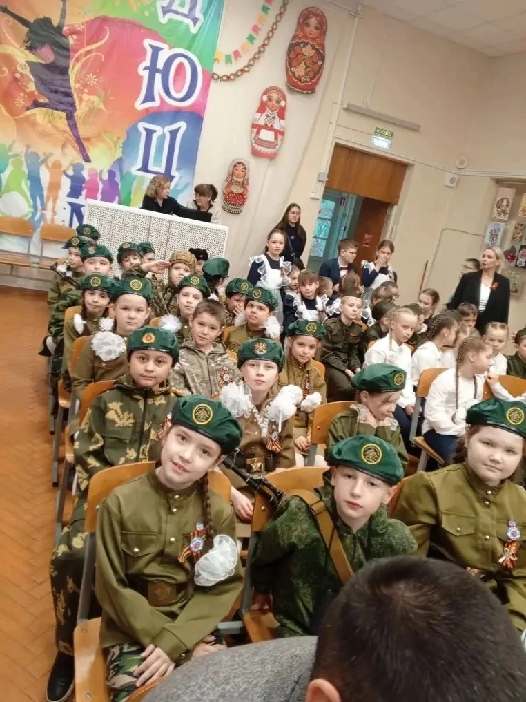 🌟 Ученики 2А класса (1 корпус) приняли участие в городском конкурсе инсценированной песни «Салют Поб
