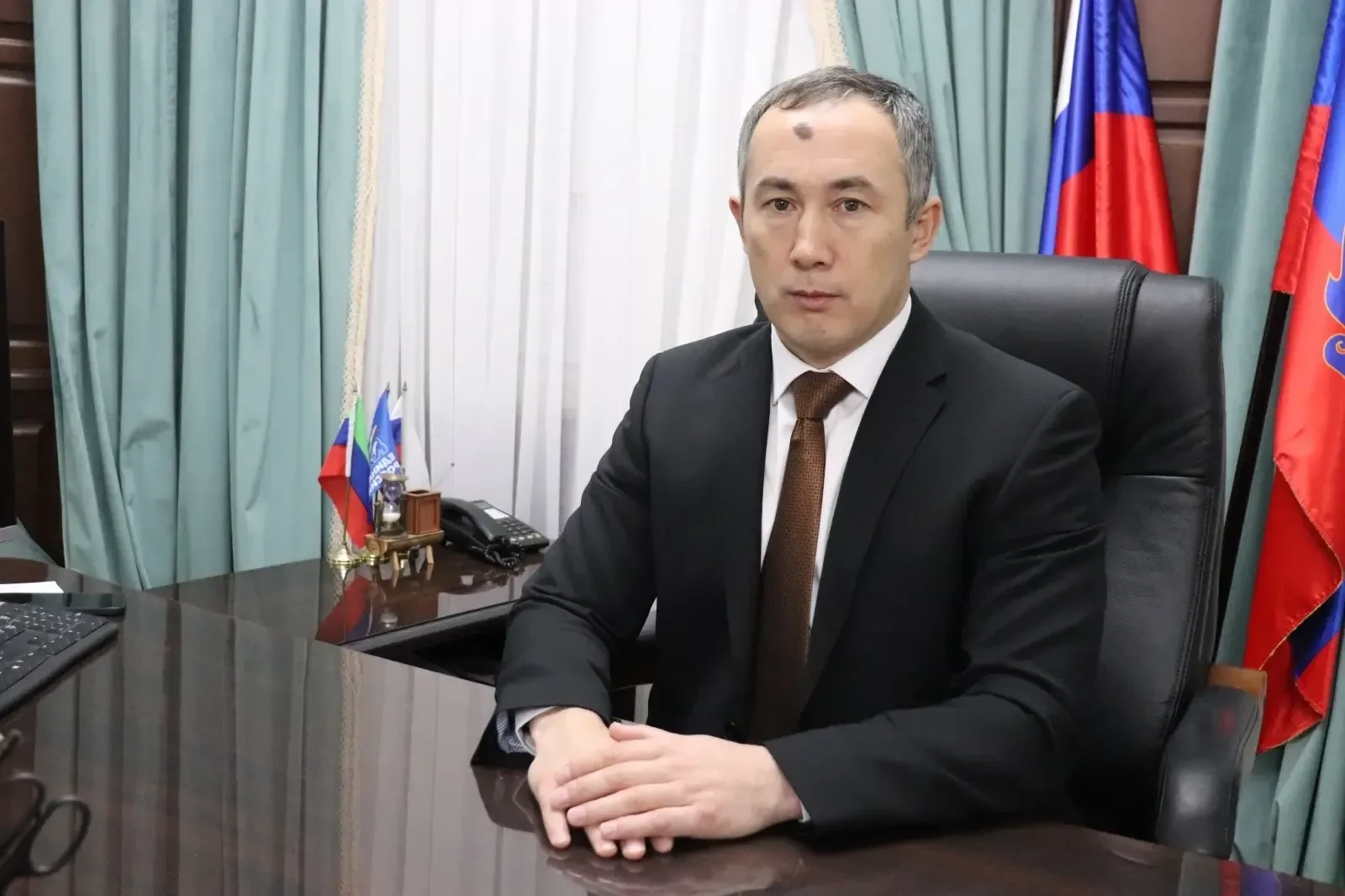 Глава Ногайского района Джамалутдин Эсиргепов поздравляет с Международным днем защиты д...