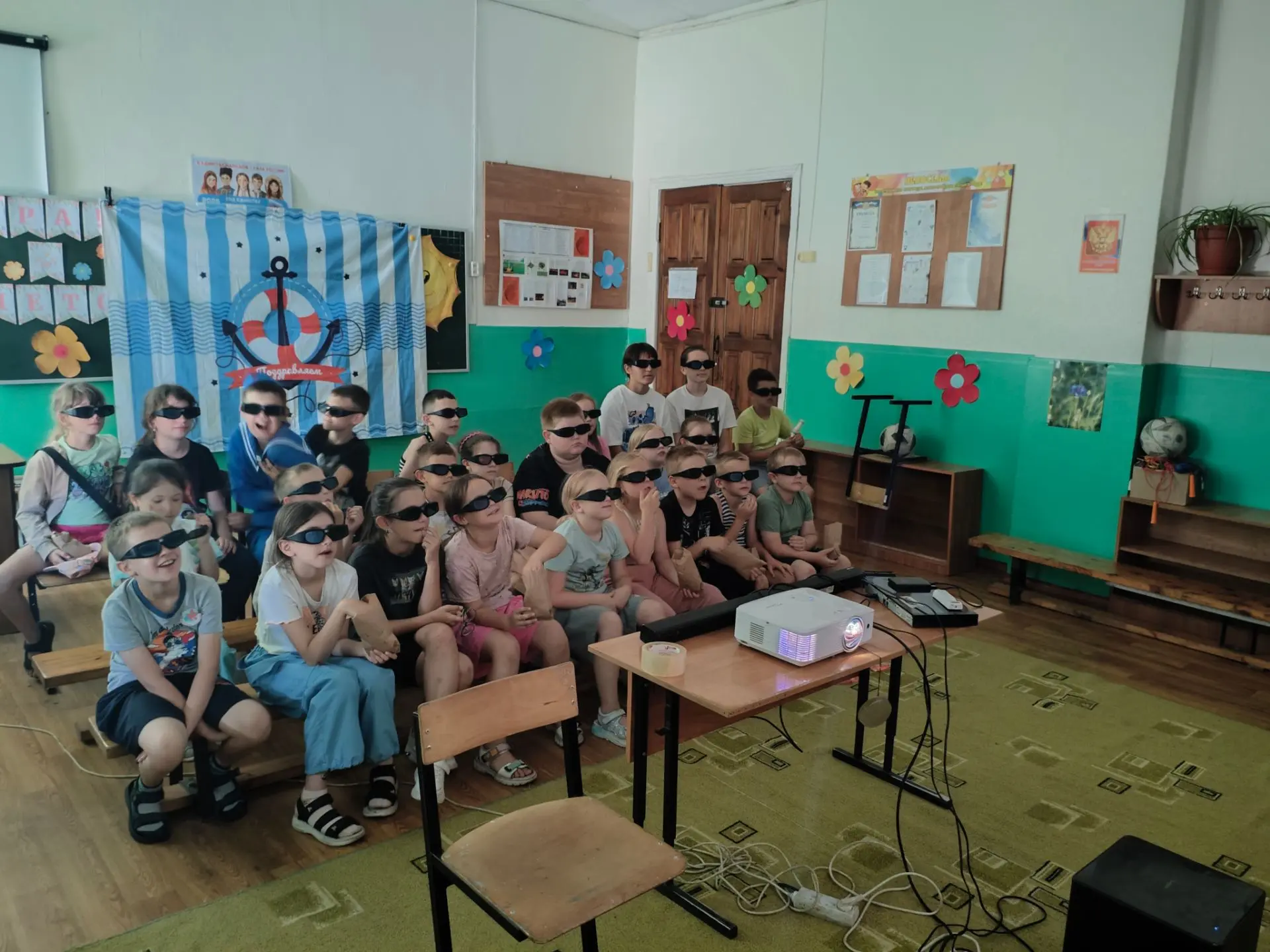Во второй половине дня лагерь «Колокольчик» ждал приятный сюрприз: к нам приехал передвижной 3D‑кино