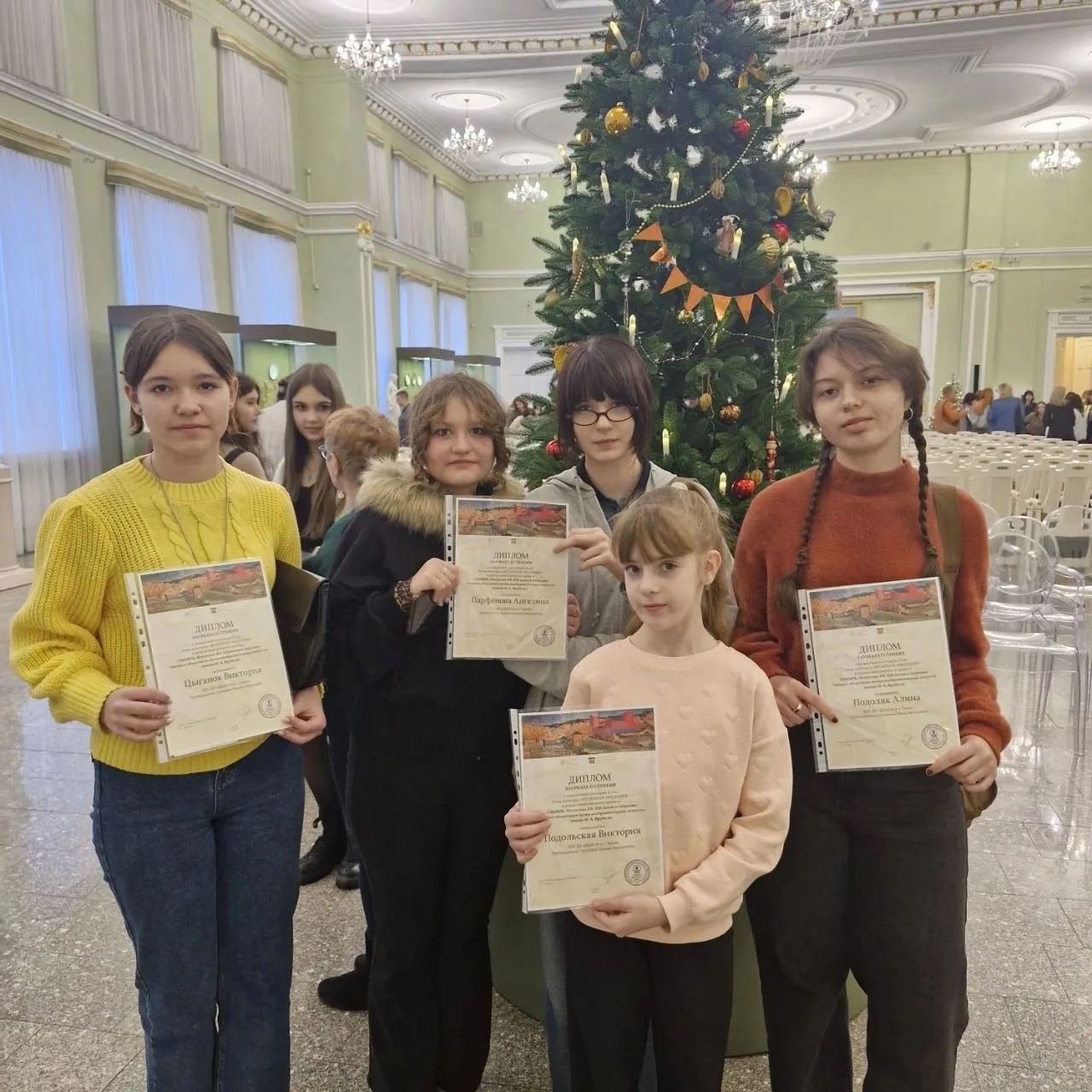 24 декабря в Парадном зале Музея имени М. А. Врубеля прошло торжественное вручение дипл...