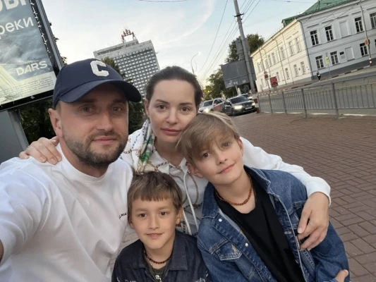 «Любимая женщина рядом!»: экс-депутат Владимир Парамонов забил на приметы и отмечает 40-летие  Накан