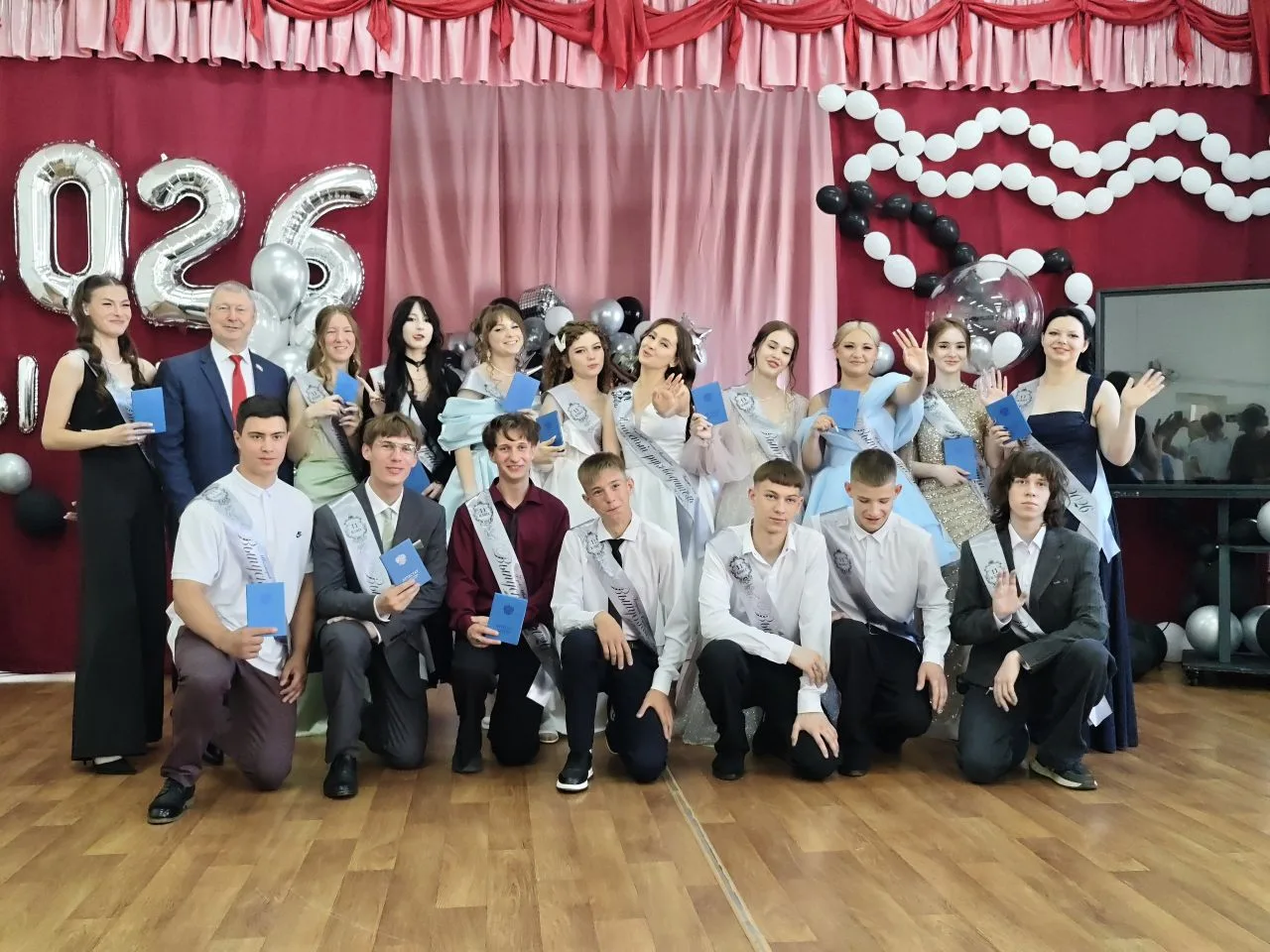 🎓 Торжественный рубеж: выпускной 2026!

Совсем недавно в нашей школе прошел самый трогательный, тор