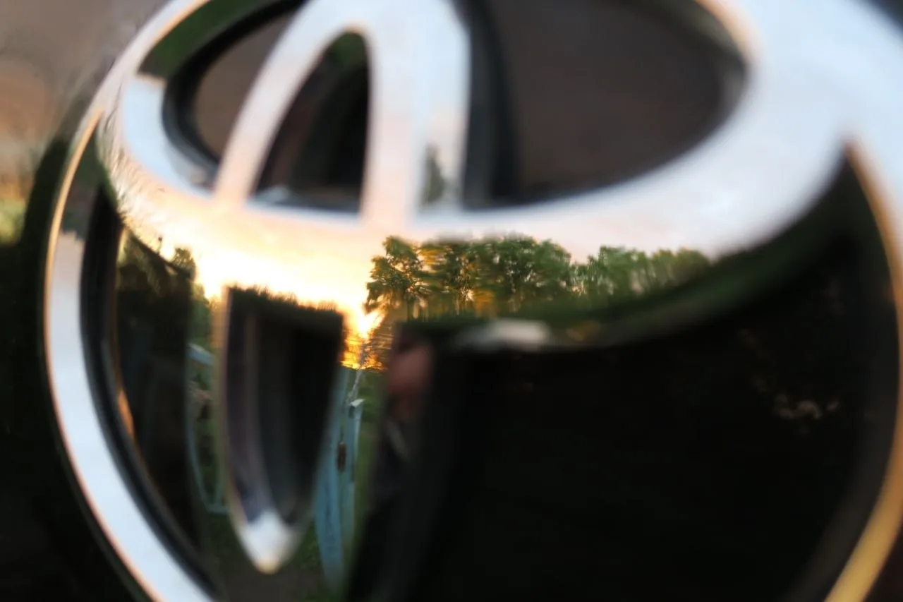 ❗️Неустановленный автомобиль столкнулся с Toyota C-HR и скрылся с места ДТП в Южно-Сахалинске  Госав