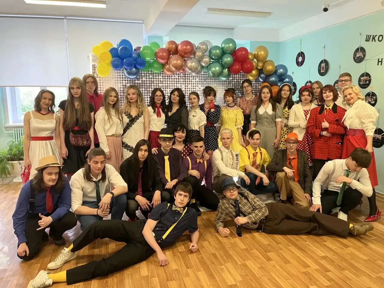 🎷✨ Самое джазовое прощание со школой! ✨🎷  11 классы провели свой последний день в стиле стиляг, и эт