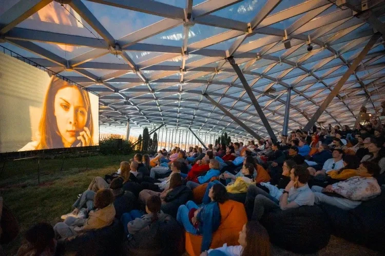 🎬 Бесплатные кинопоказы в парке «Зарядье» на этой неделе

📍 Малый амфитеатр
• 19 июня в 21:45 — «П