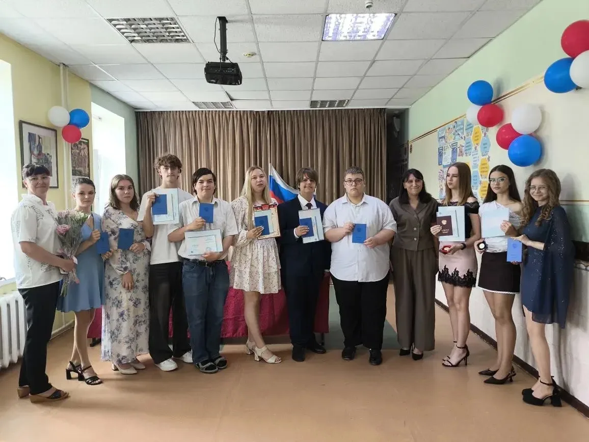 Сегодня в стенах нашей школы прошла торжественная церемония вручения аттестатов выпускникам 9 и 11 к
