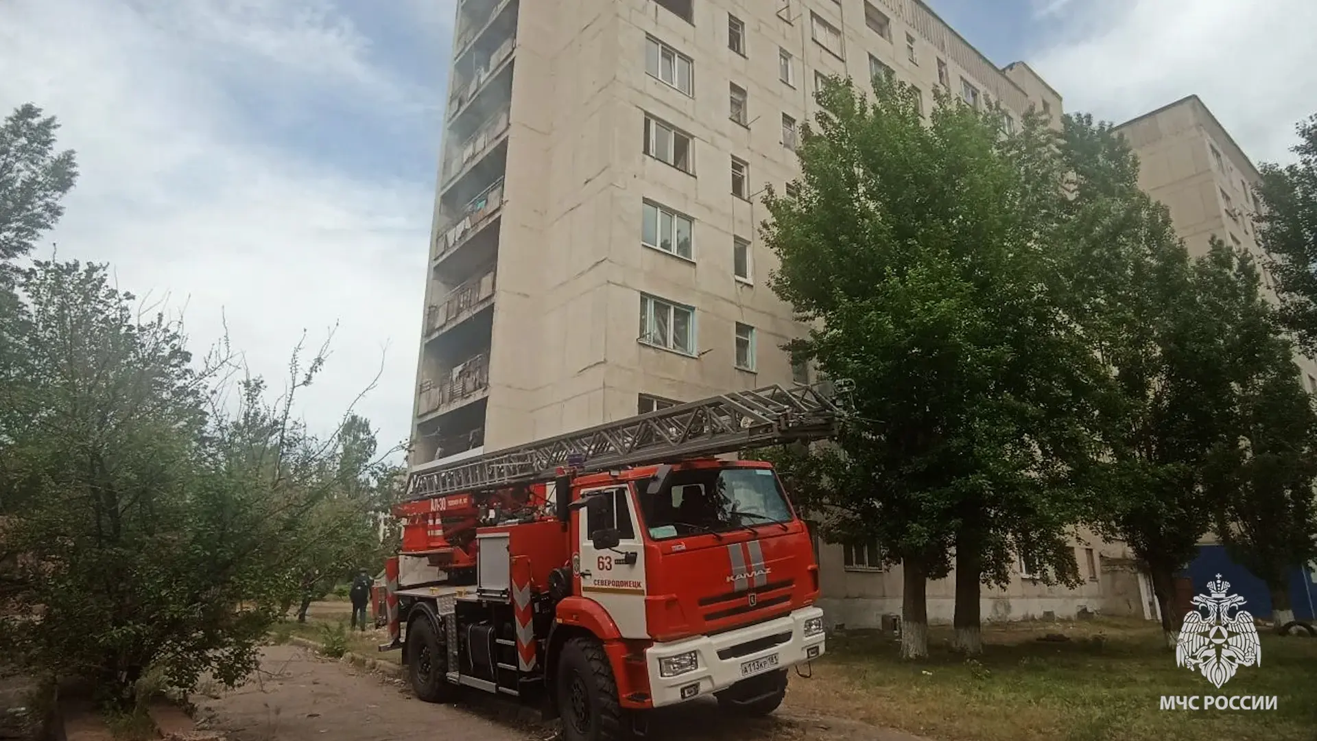 Спасатели МЧС России эвакуировали 30 человек, в том числе 4 детей, на пожаре в Рубежном  Возгорание 