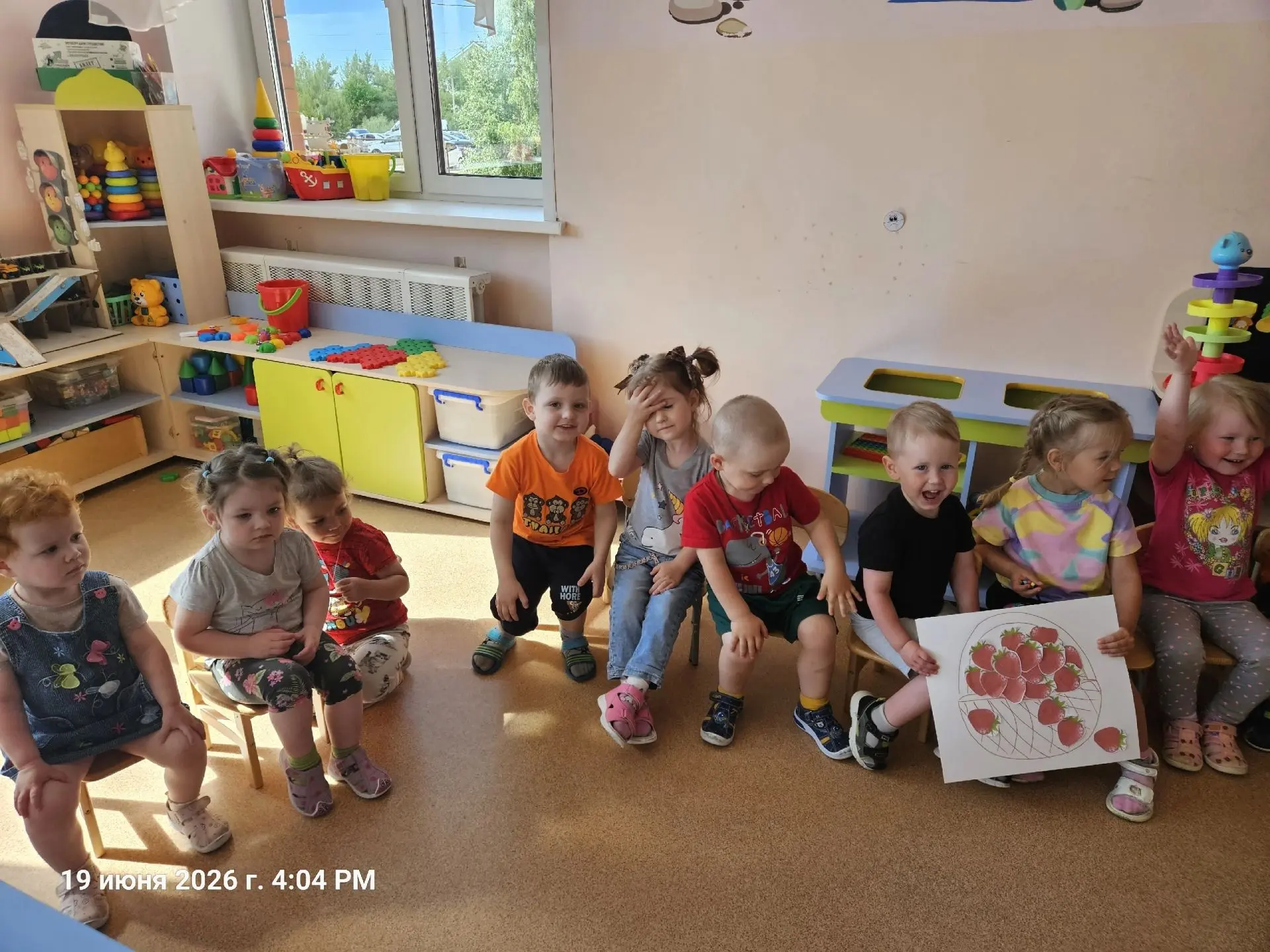 День клубнички 🍓

В группе «Утята» детского сада "Ивушка" прошло яркое и увлекательное тематическое