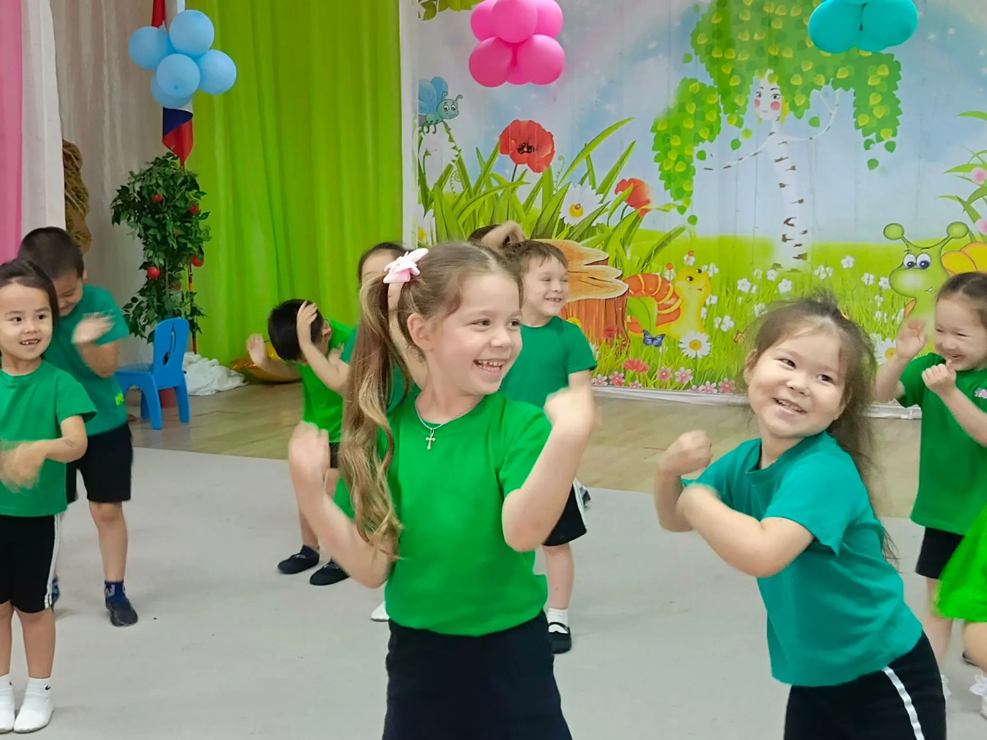 Праздник «Азбука здоровья» прошёл в увлекательной игровой форме.
Мероприятие включало:
-командные со
