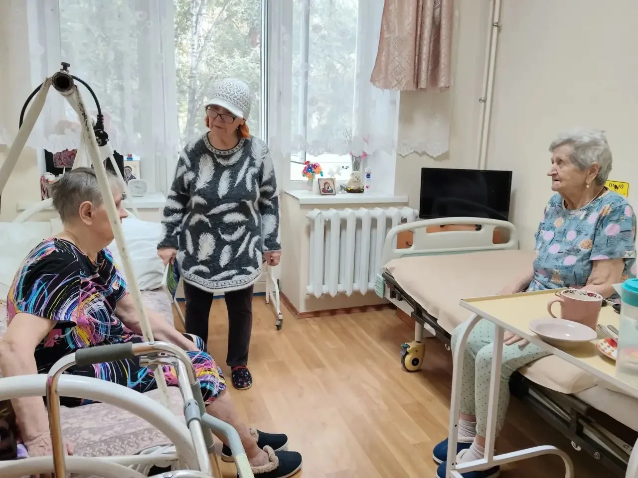 Внутренние волонтеры пансионата являются незаменимыми помощниками для мало мобильных и ...