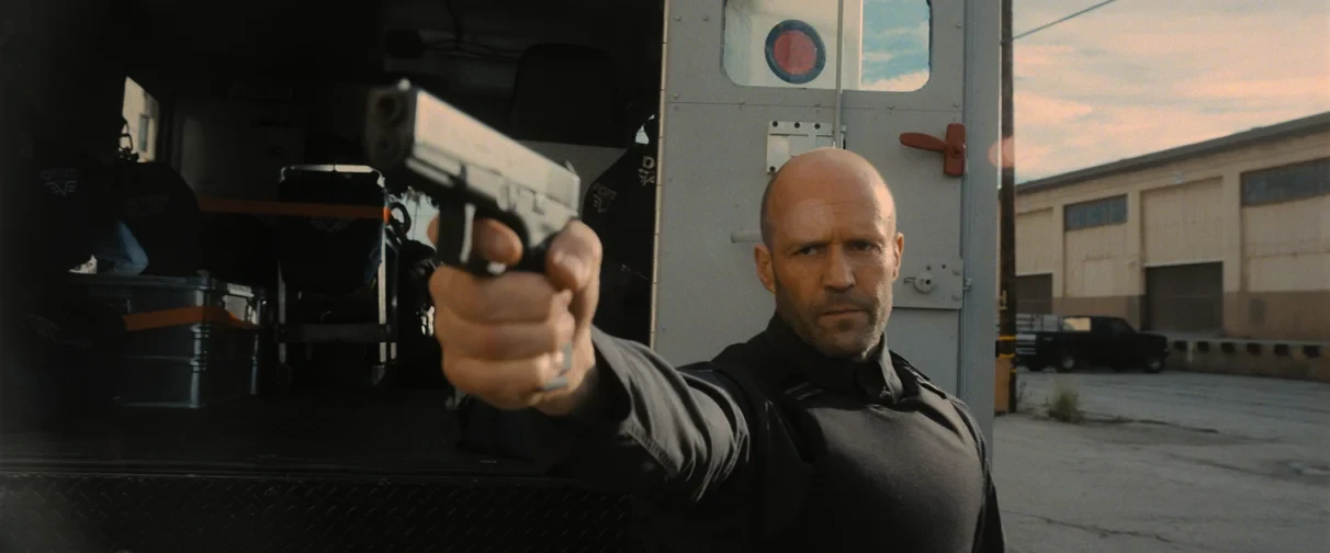 Гнев человеческий (2021) ⚡  🔫 Боевик, триллер  Грузовики лос-анджелесской инкассаторской компании Fo
