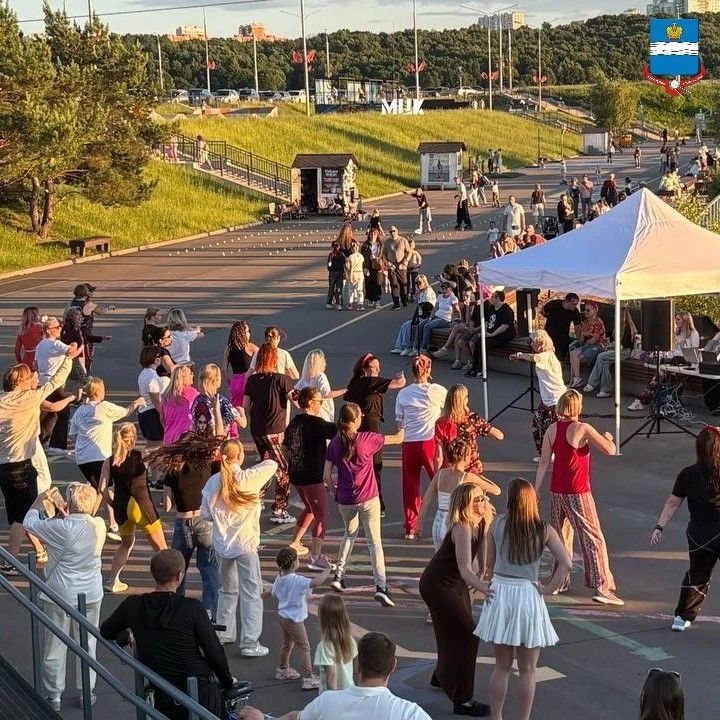 💃Ритм выходных: от барабанов до зумбы на «Вертолётке»

На выходных набережная Яченки снова преврати