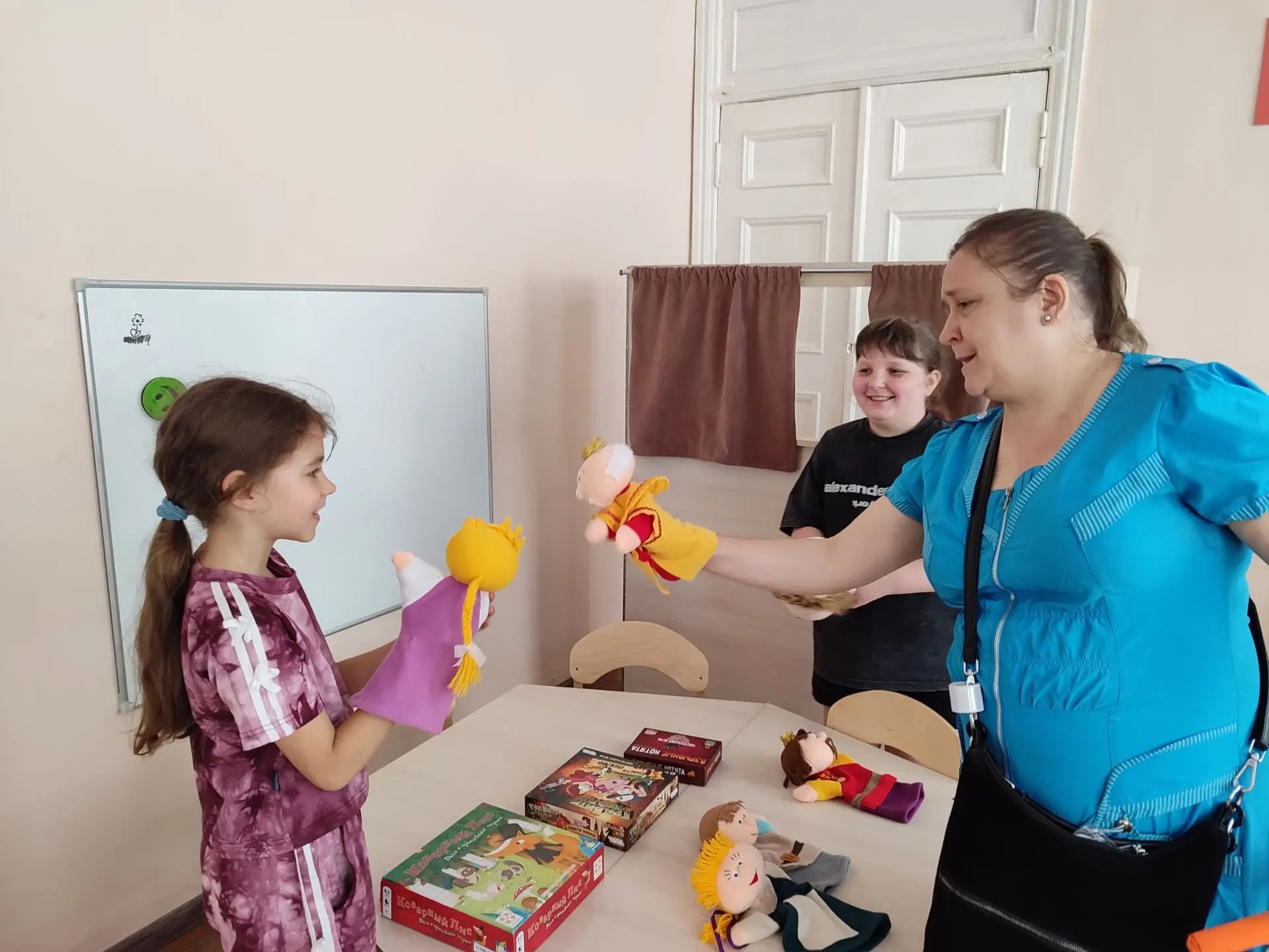 В модельной библиотеке МБУ "АГЦБС" для детей летней пришкольной площадки УВК №1 состоял...
