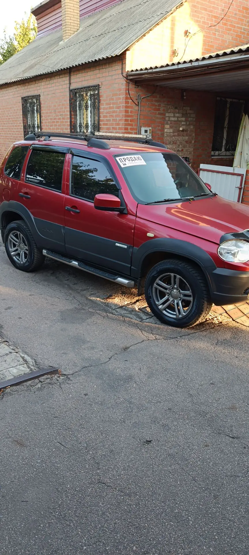 Продам  Chevrolet Niva 4x4 2011 года, в Торезе, двигатель 1,7 бензин,  автомобиль ухоже...