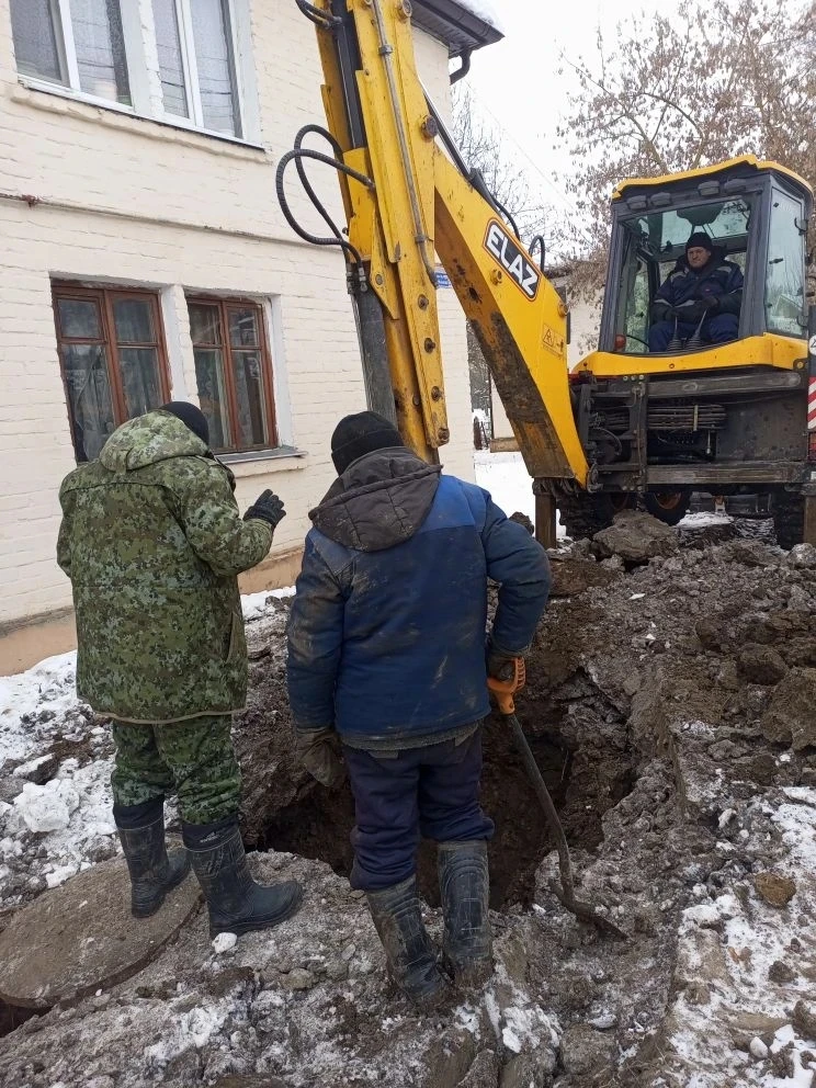 Аварийная бригада МУП "Горводоканал" продолжает ремонт трубопровода холодного водоснабжения по адрес
