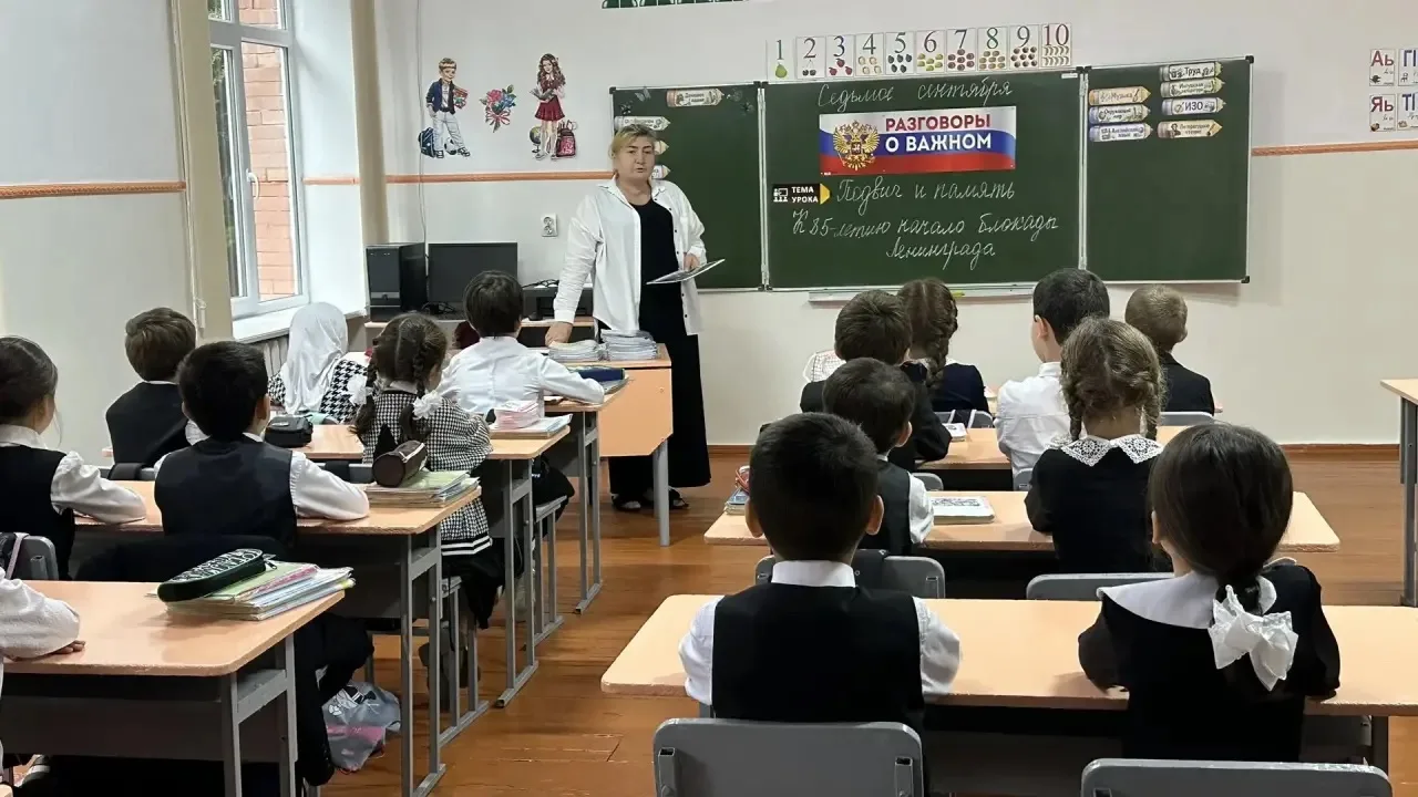 🇷🇺 В понедельник, 7 сентября в школе прошло занятие цикла «Разговоры о важном». Его п...