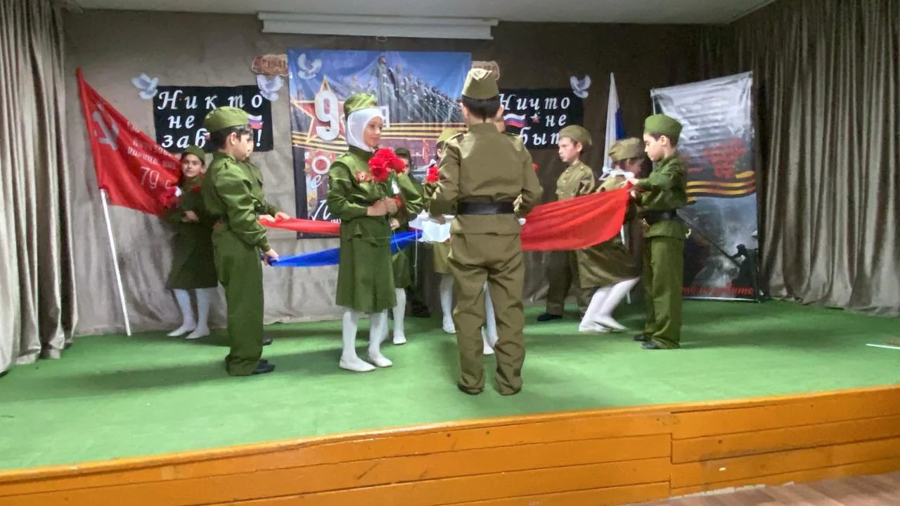 Этот День Победы порохом пропах  Этот праздник с сединою на висках  Это радость со слезами на глазах