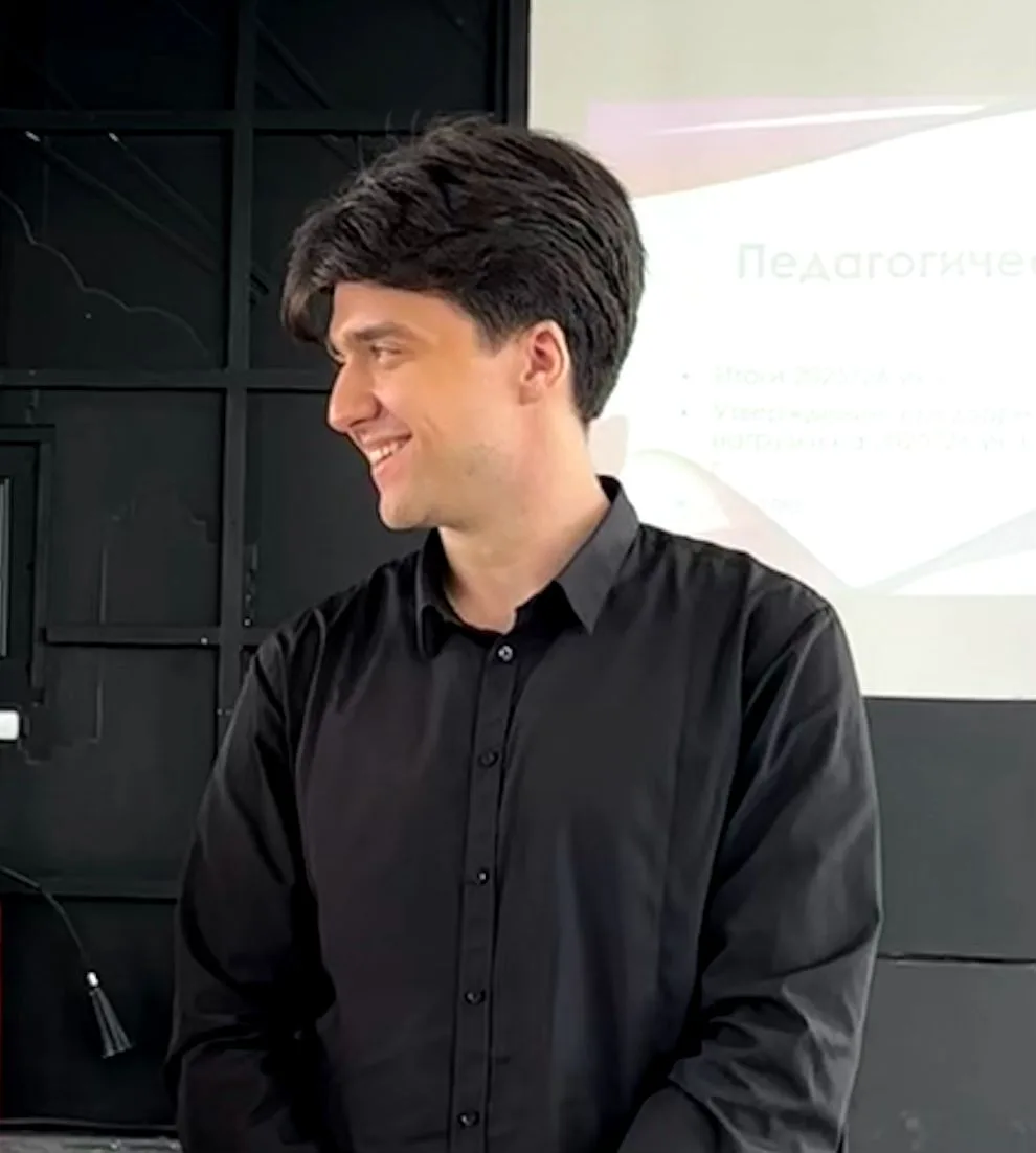 🎓 Захар Ильич Селезнев, наш учитель истории и обществознания, защитил диплом и закончил обучение в 