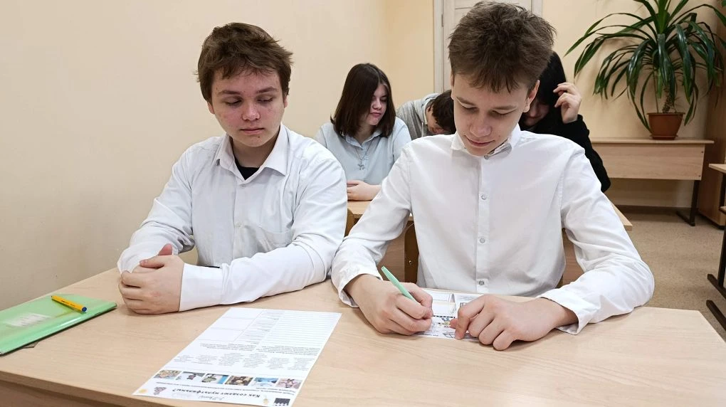 🇷🇺Первая учебная неделя 2026 года в нашей школе традиционно началась с церемонии поднятия флага Росс