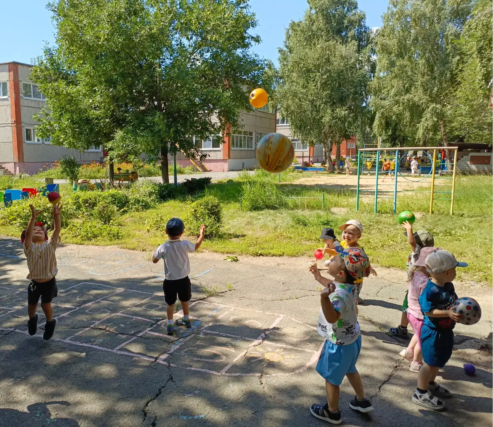 ⚽ «Мой весёлый звонкий мяч»! ⚽
Так называлась наша чудесная прогулка во второй младшей группе «Фиалк