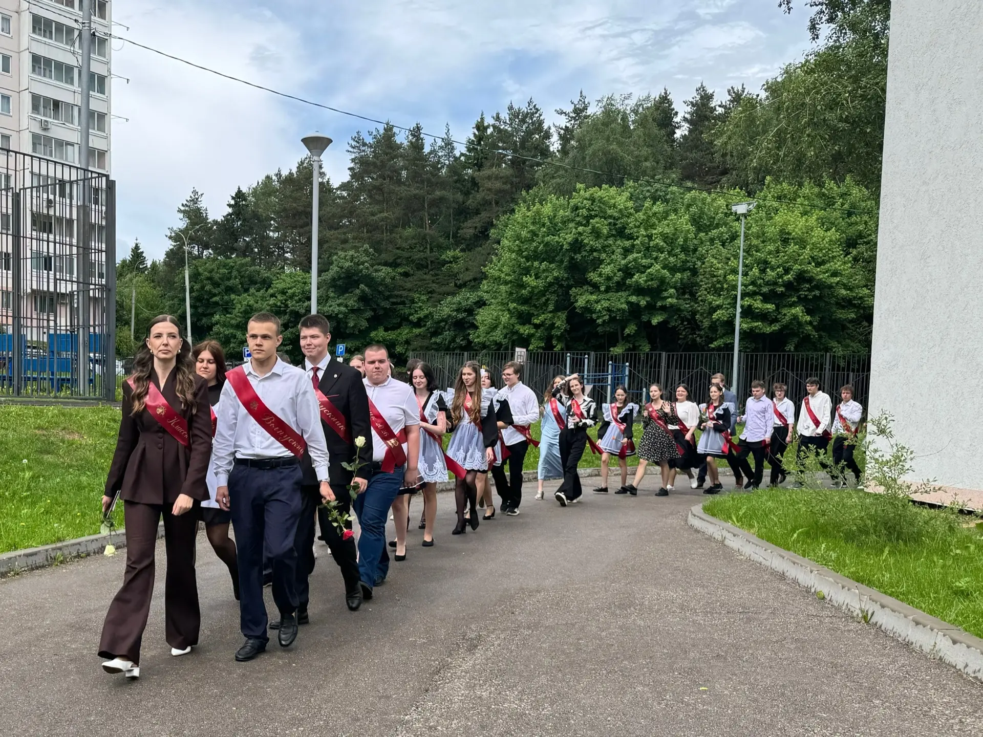🎓✨Последний звонок — начало большого пути!  Сегодня в нашей школе для выпускников 11 класса состояла