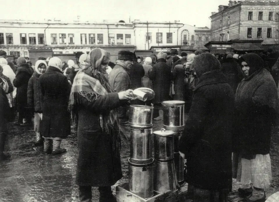 На фотографии торговля на Старом базаре