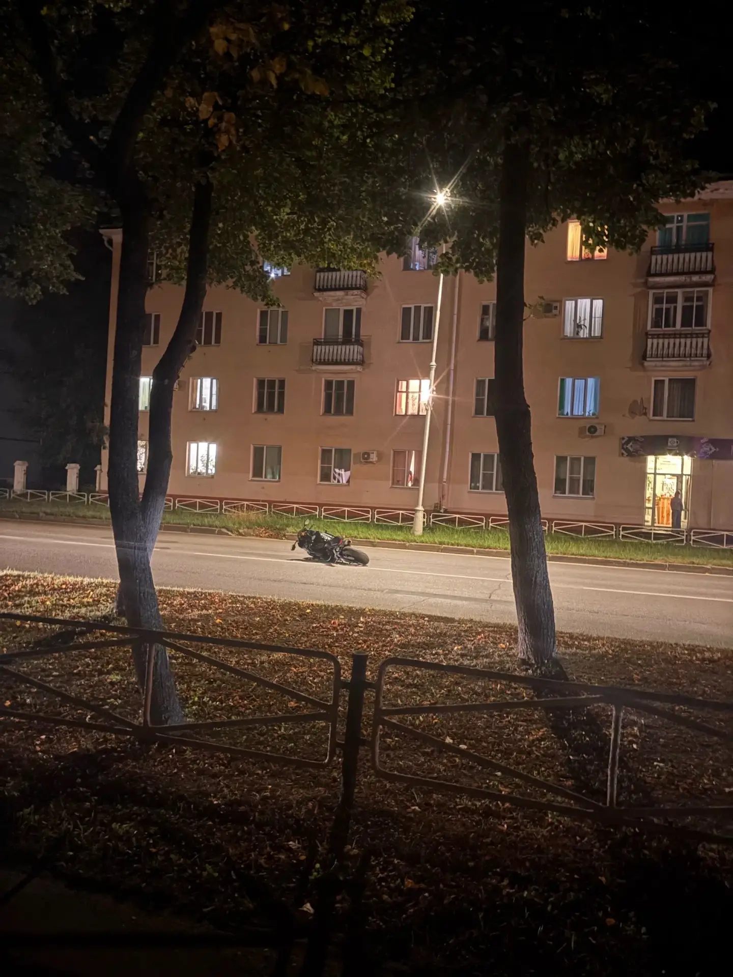 Сообщают что произошло  жесткое ДТП на вечном огне с мотоциклистом