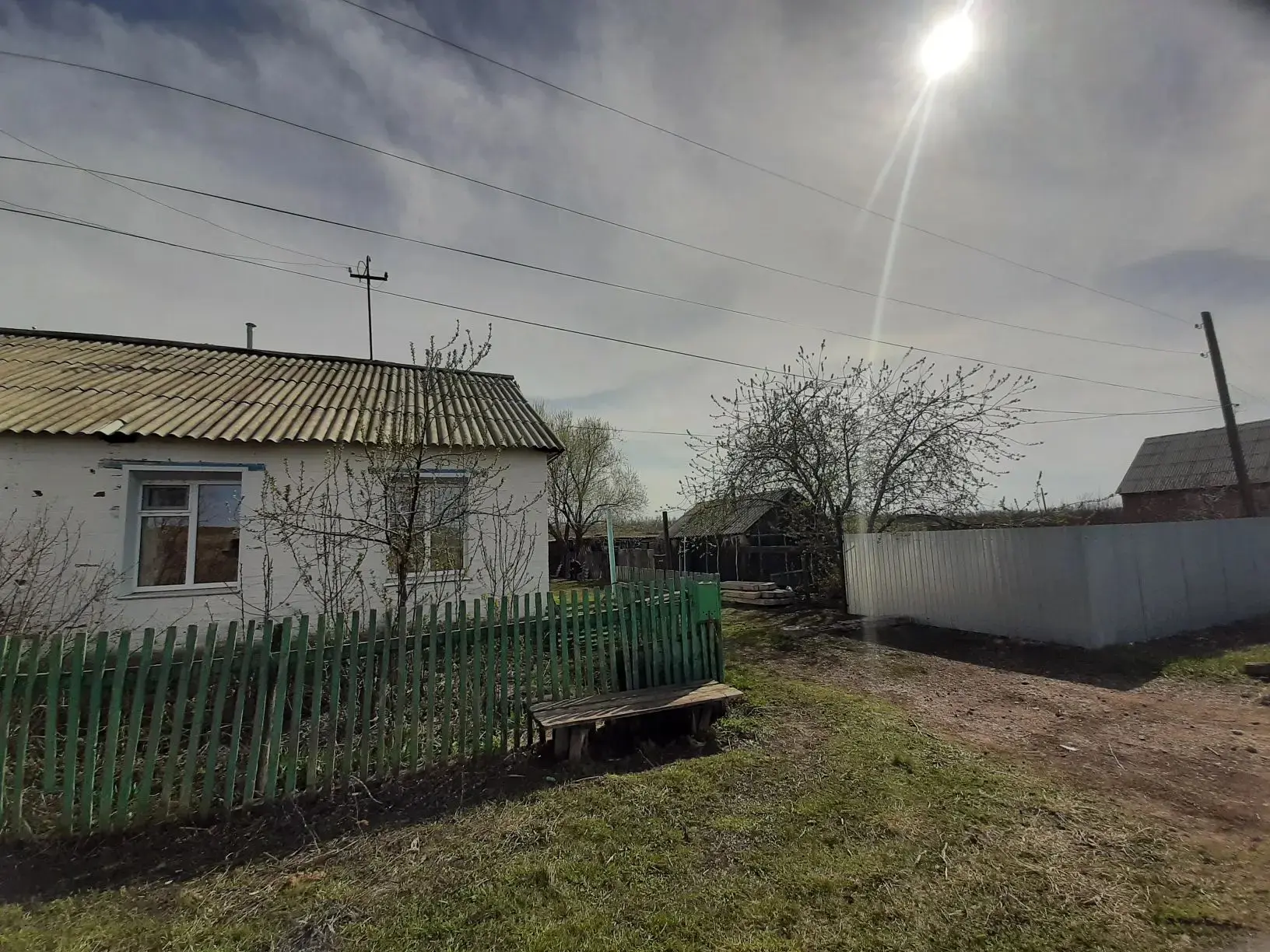 Продаю т.к сам живу в городе. Начал расширять дом, но в связи с переездом в город нет времени и сил.