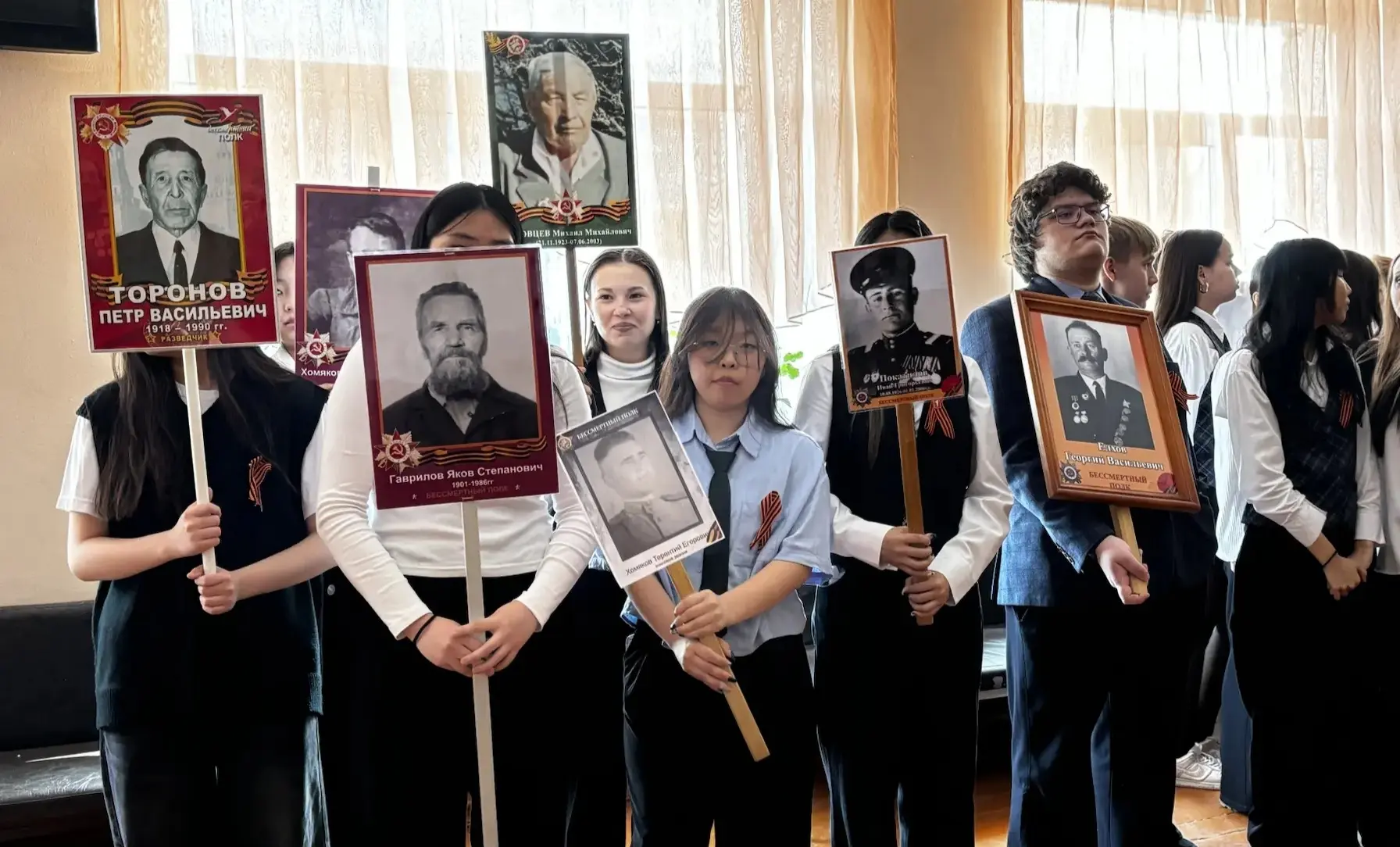 Течёт река бессмертного полка...  Накануне Дня Победы в лицее прошли акции "Бессмертный полк" и "Спо