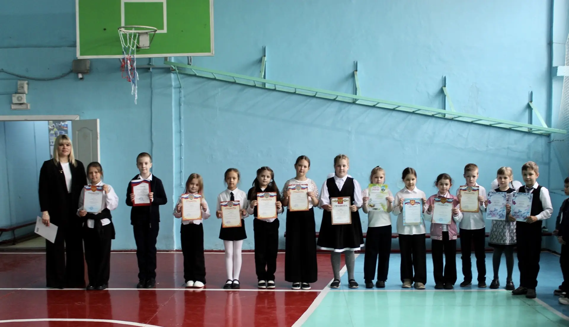 🎓 Сегодня в нашей школе прошли итоговые линейки, посвященные завершению учебного года! 🎓  Мы подвели