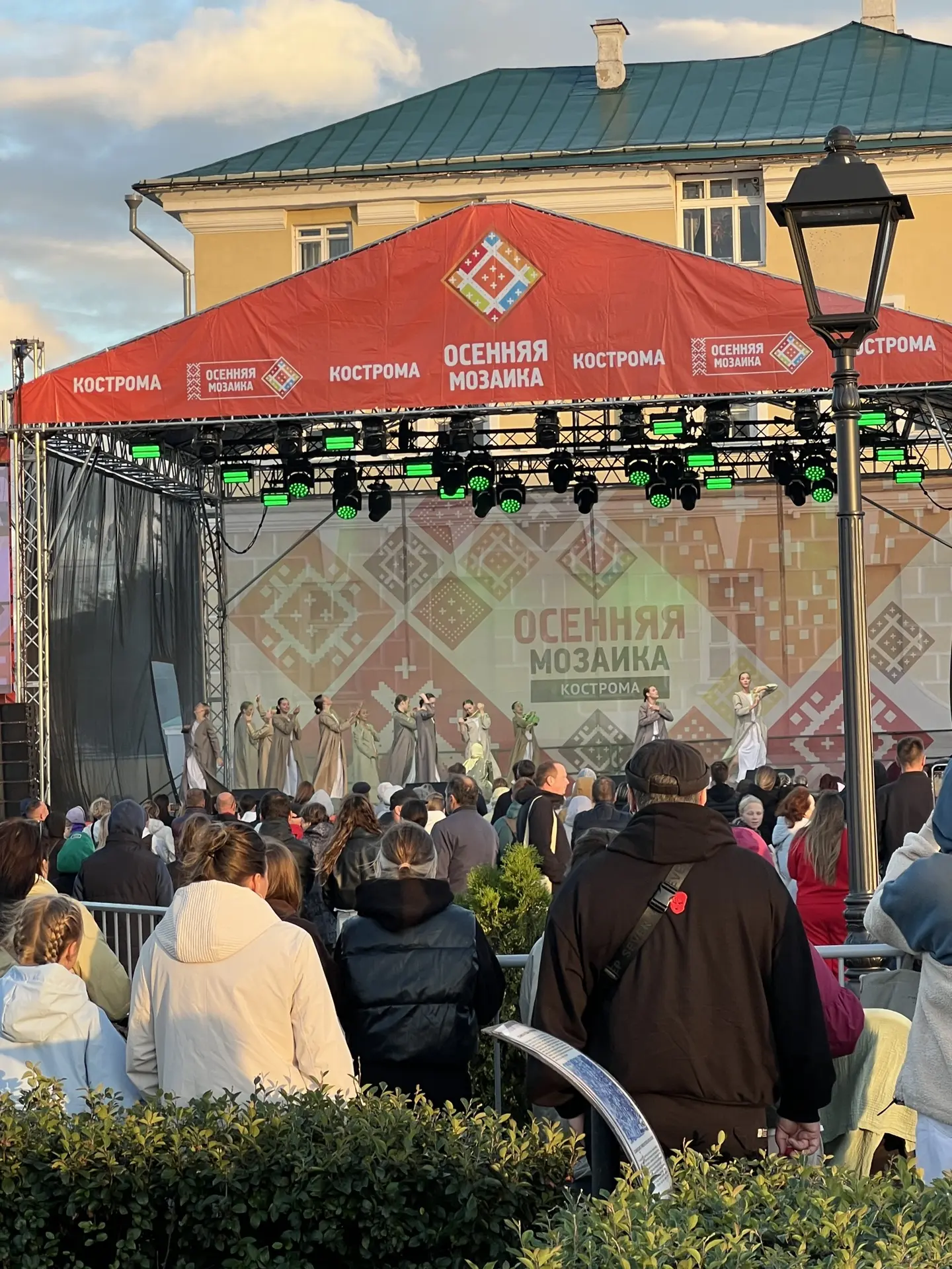 Что делает народ в Костроме ДО фейерверков (а старт был назначен на 21.30)? По старой р...