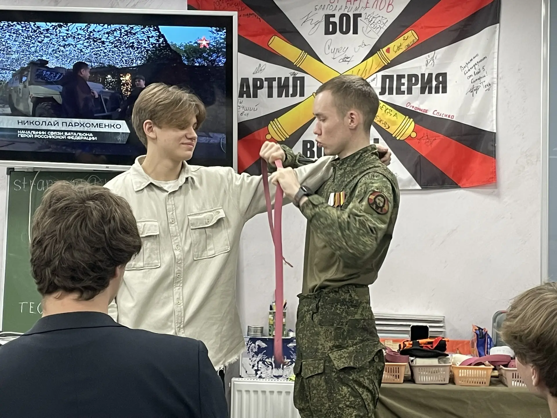 ⚕️Мастер-классы по тактической медицине от бойцов СВО!  Сегодня 10-е классы Гимназии 622 получили ун
