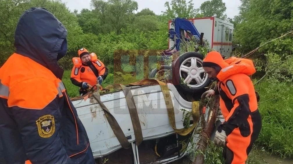 →  В затонувшем авто в станице Бекешевской, к счастью, не было людей.   Глава Предгорья сообщил, что