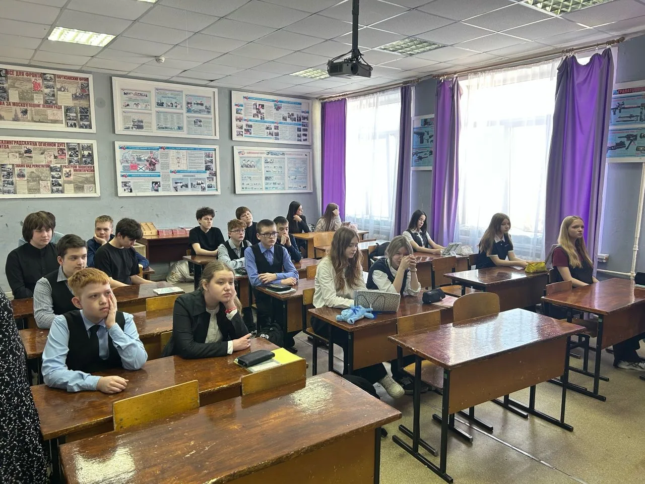 Герои живут среди нас! 🇷🇺 В нашей школе прошли необычные занятия — в гостях у учеников 5–7 классов п
