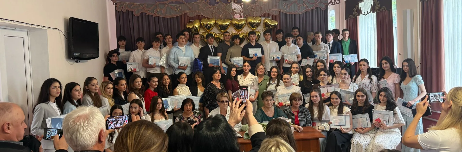 🎓 Сегодня наша школа наполнилась особой атмосферой, ведь педагоги, родители и, конечно же, наши дор